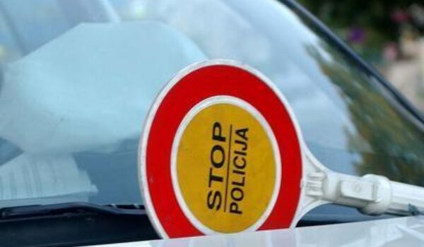 Sletio s ceste i završio u provaliji