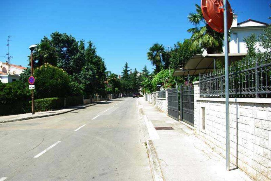 Ne znamo da li je itko ikad ulicu Stipe Rajka vidio ovako praznu, bez parkiranih automobila sa lijeve strane