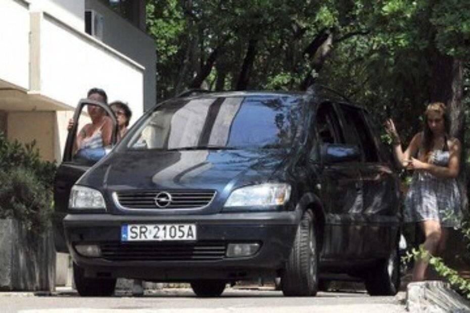 Podršku roditeljima u bolnici daju i prijatelji s kojima su došli na ljetovanje (Sergej DRECHSLER)