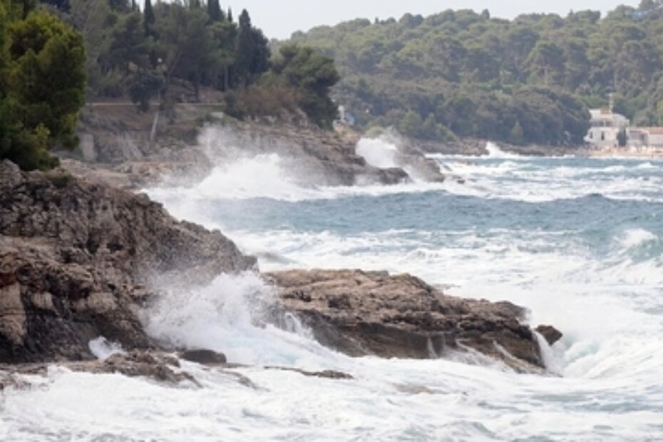 Zbog jakih valova more u petak nije bilo za kupanje (M. ANGELINI)