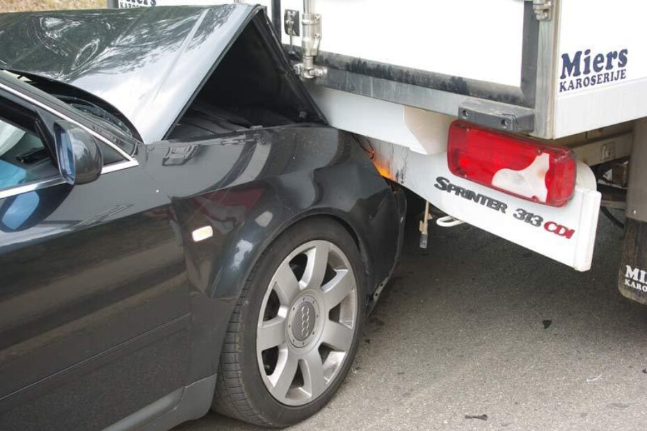Audi se zbog nepažnje zabio pod zaustavljeni kamion
