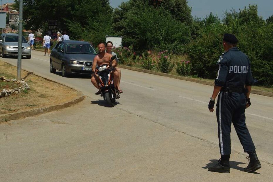 Poljski su se turisti vozili na skuteru bez zaštitne kacige