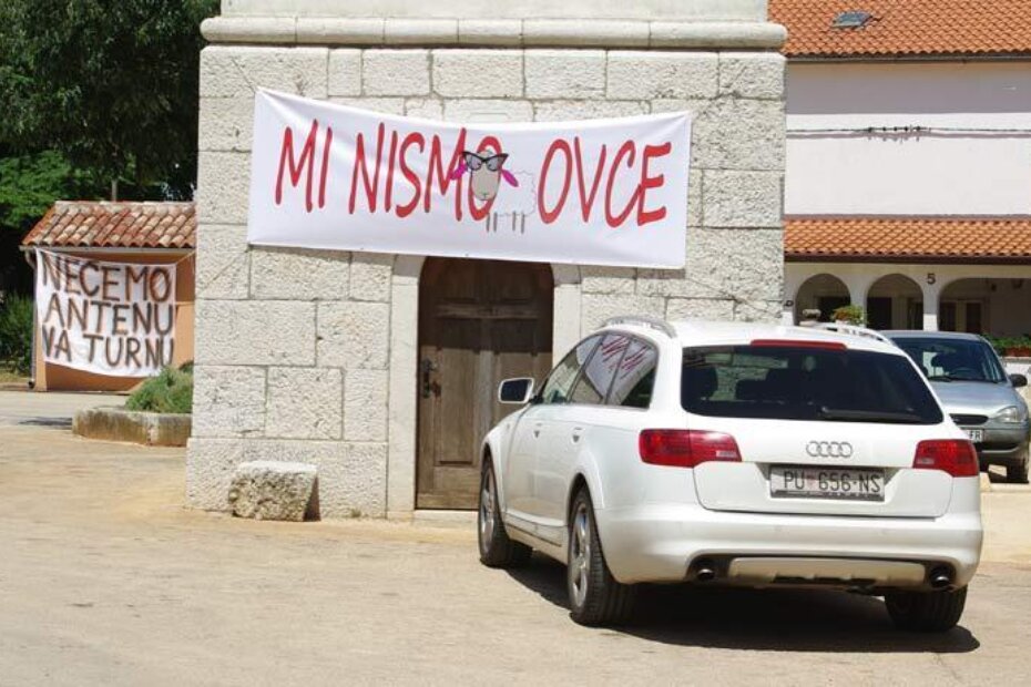 Novi transparent na zvoniku kaštelirske crkve