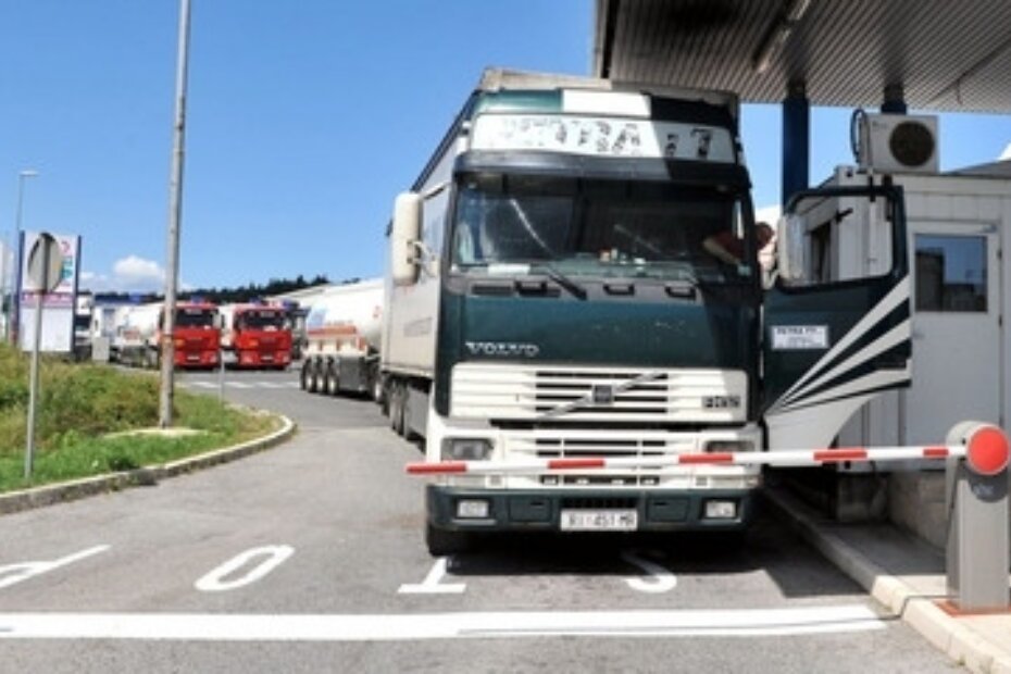 Kolone kamiona na granicama zbog e-carine