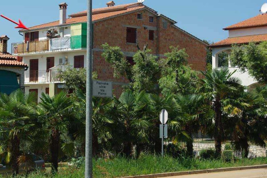 Pogled na kuću iz koje (sa najvišeg kata, označenog strelicom) se (pre)često narušava javni red i mir