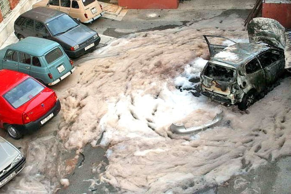 Automobil je nakon podmetnute eksplozije iza Gradske palače u potpunosti izgorio, a Edo Kos je ostao neozlijeđen zahvaljujući pukom slučaju (Foto:M.Sardelin/parentium.com)