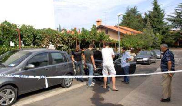Gorjela dva automobila