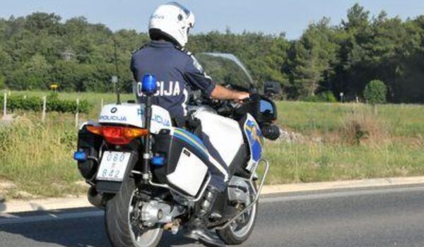 Kamionom srušio policajca na motociklu