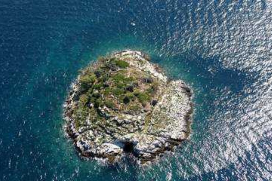 Banjol - ulaz u špilju je dolje lijevo, a rupa na desnoj polovici sredine otoka (V. BUGARIN)