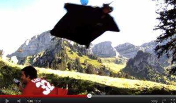 Video: Jeb  Corliss u skoku sa planine