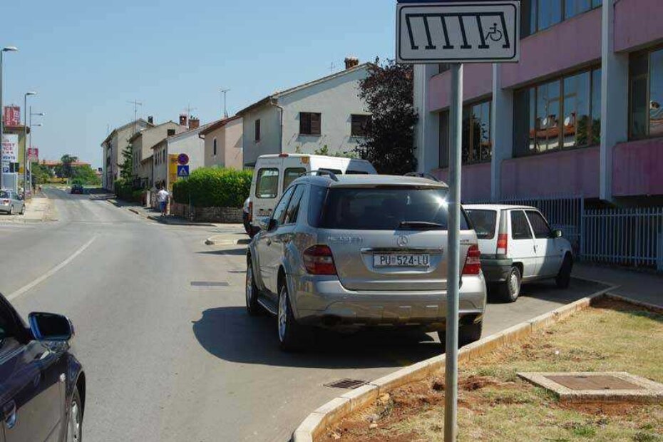 Bezobzirno parkiranje iza automobila osobe sa invaliditetom u Vlašićevoj