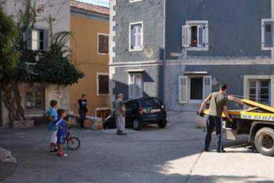 Corsu je sa škalina izvukla vučna služba