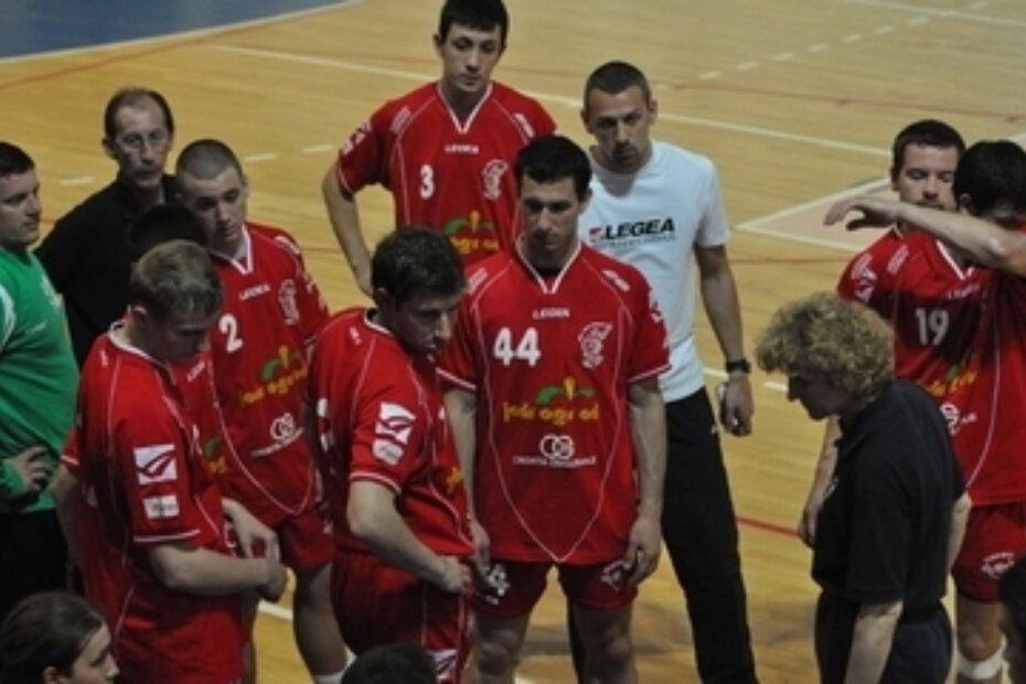 Trenerica Slavica Bonić sa svojim igračima (S. MILJEVIĆ)