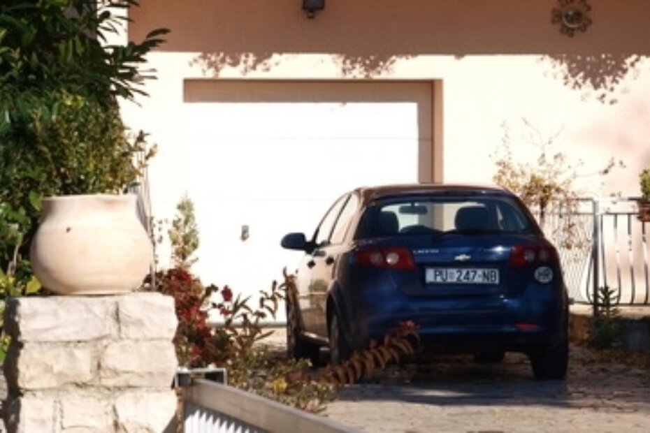 Zločin se zbio u garaži obiteljske kuće Bičićevih, ispred koje je u nedjelju bio parkiran ubojičin chevrolet lacetti