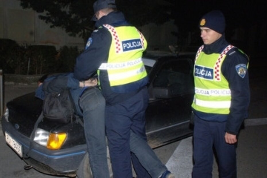 Policija je vozača dvaput zaustavila i na kraju ga privela