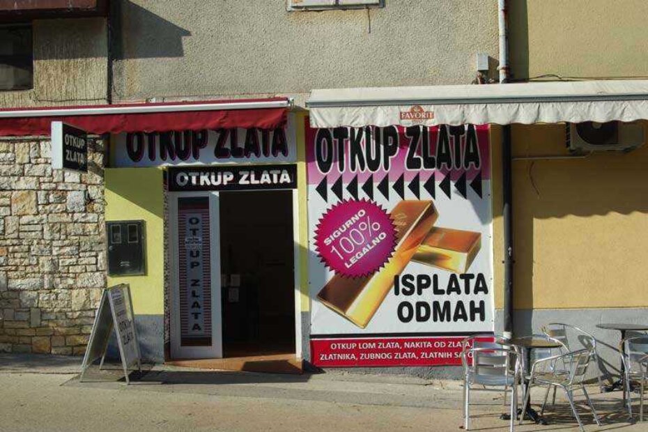 Fasada trgovine kraj porečke gradske tržnice - neukusna i nepropisno postavljena reklama bit će uklonjena