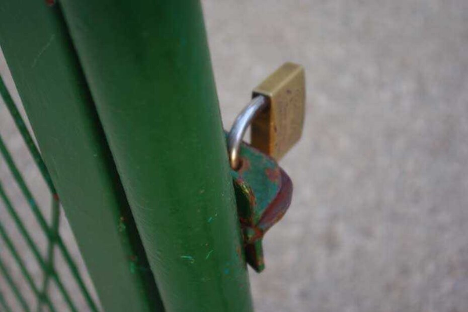 Lokot na vratima brani prolaz