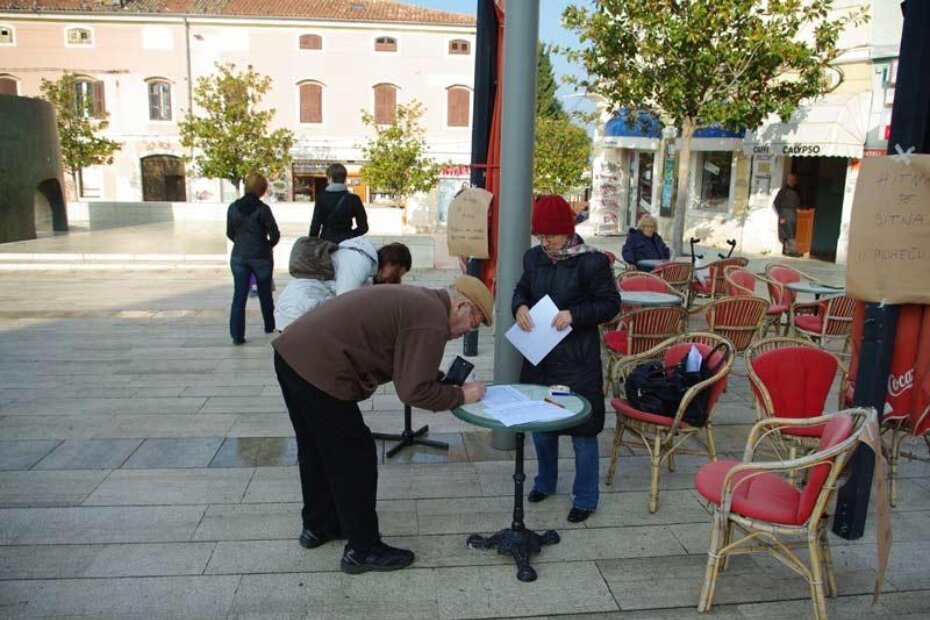 Potpisivanje peticije Hitna je bitna jučer na Trgu slobode