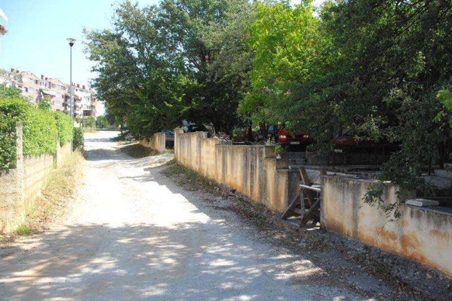 Dijelovi parcela širine od 1.20 do 1.50 metara i dužine otprilike 58 metara koje je Šoljak dužan vratiti u posjed Grada (Arhiva Parentium.com)