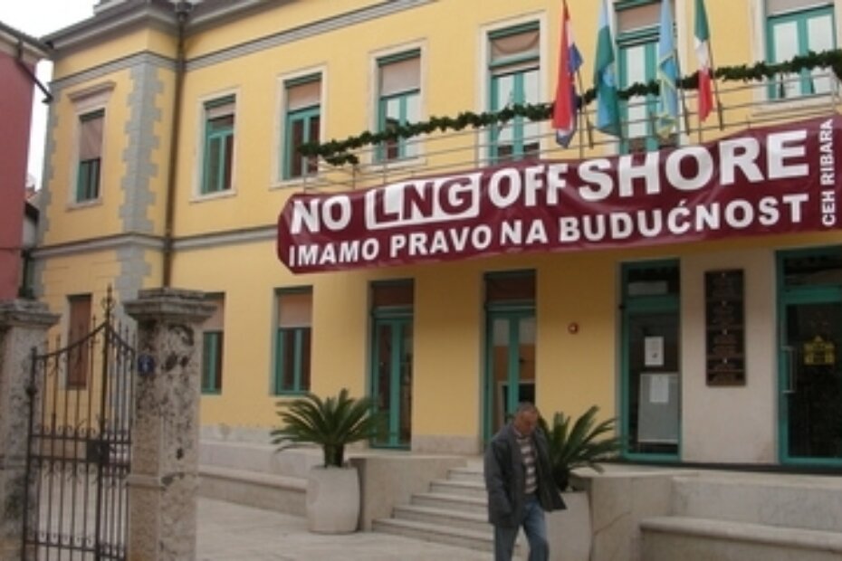 Transparent postavljen na pročelje gradske uprave u Umagu koji potpisuje Ceh ribara Istre