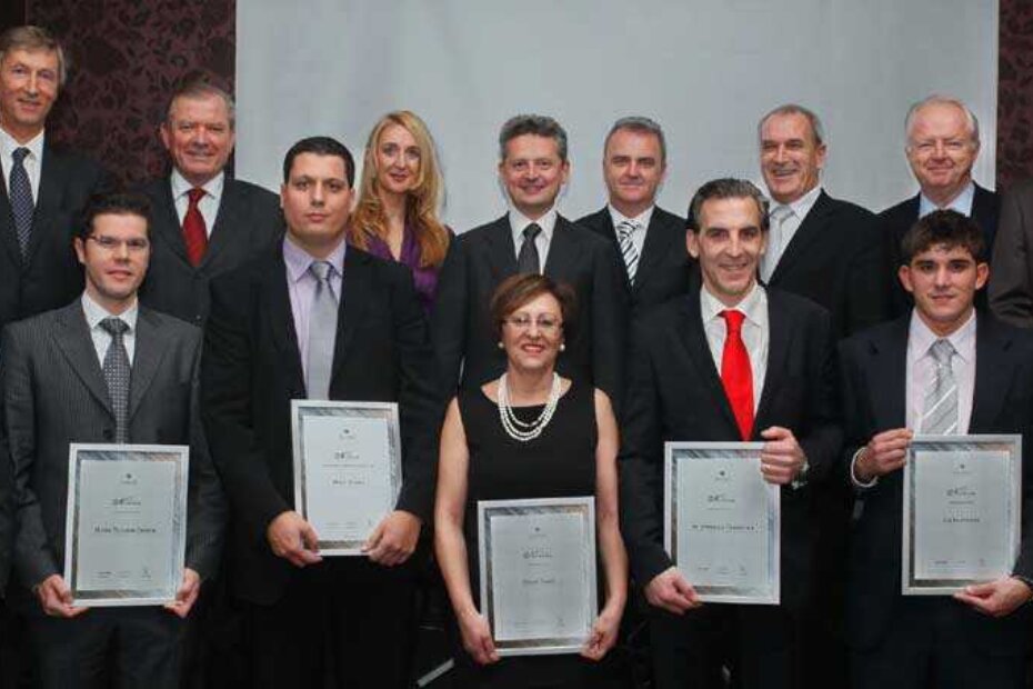 U prvom redu s lijeva nadesno stoje: Darko Grbac, Denis Prevolšek, Nenad Marić, Vesna Tomić, Ivan Karlić, Edi Franković i Mario Tomaić. U drugom redu su menadžeri i predstavnici vlasnika tvrtki iz grupacije Valamar