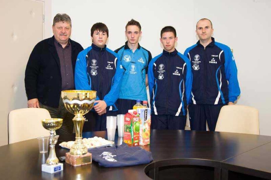 Načelnik općine Franko Štifanić, Mario Poropat, Mateo Ročan, Mateo Kašner i trener Miodrag Banjac (Foto: S. Halambek)