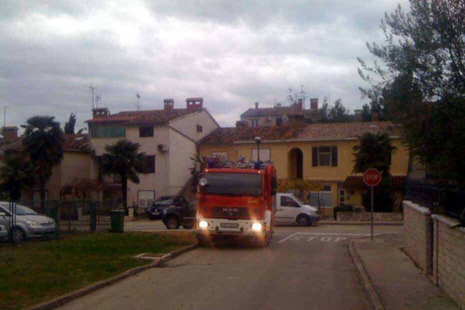 Vatrogasni kamion parkiran u Ronjgovoj