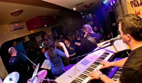 Foto: Badnjak u La Kabani uz Prijatelji Live Band