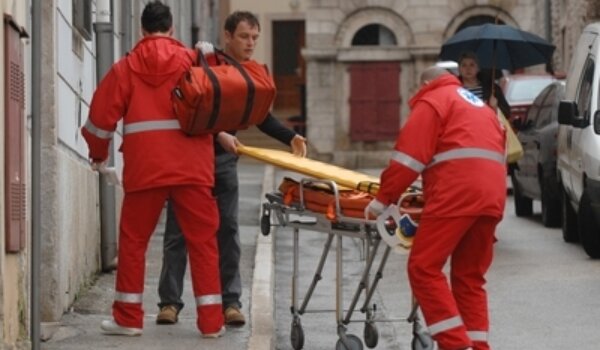 Hitnoj pomoći treba hitna pomoć