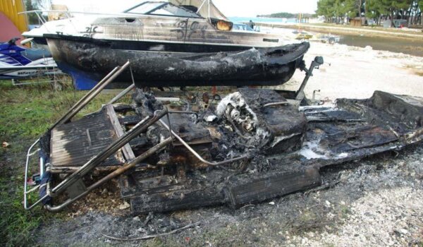 Sinoć kraj  marine u Funtani izgorjele dvije barke, gliser teško ošećen