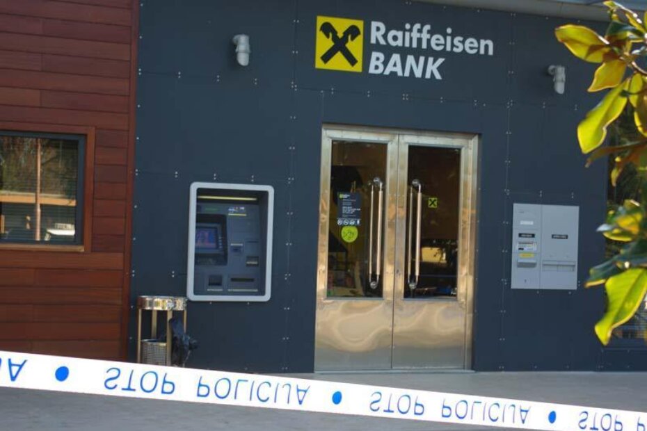 Prostor oko banke bio je moguće gledati samo sa pristojne udaljenosti