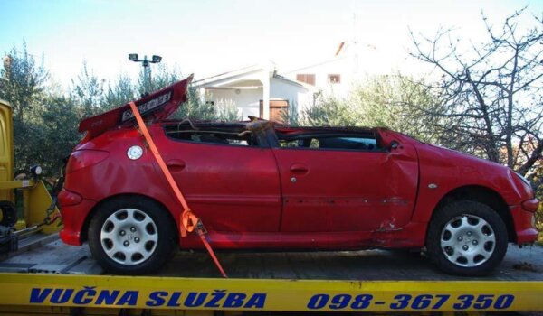 Noćas kod Žbandaja teška prometna nesreća, Peugeot praktički ostao bez krova