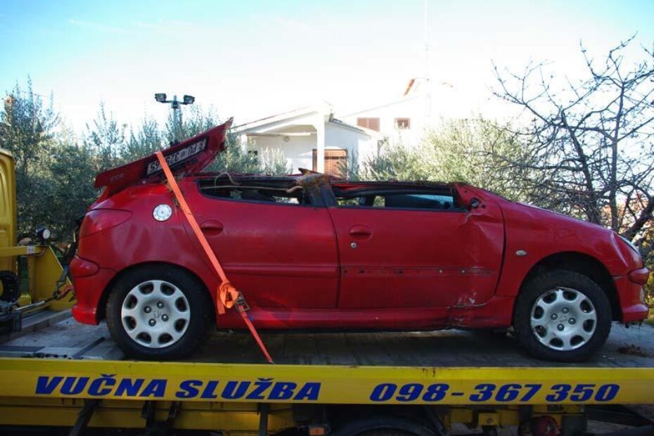 Peugeot je u prevrtanju praktički ostao bez krova