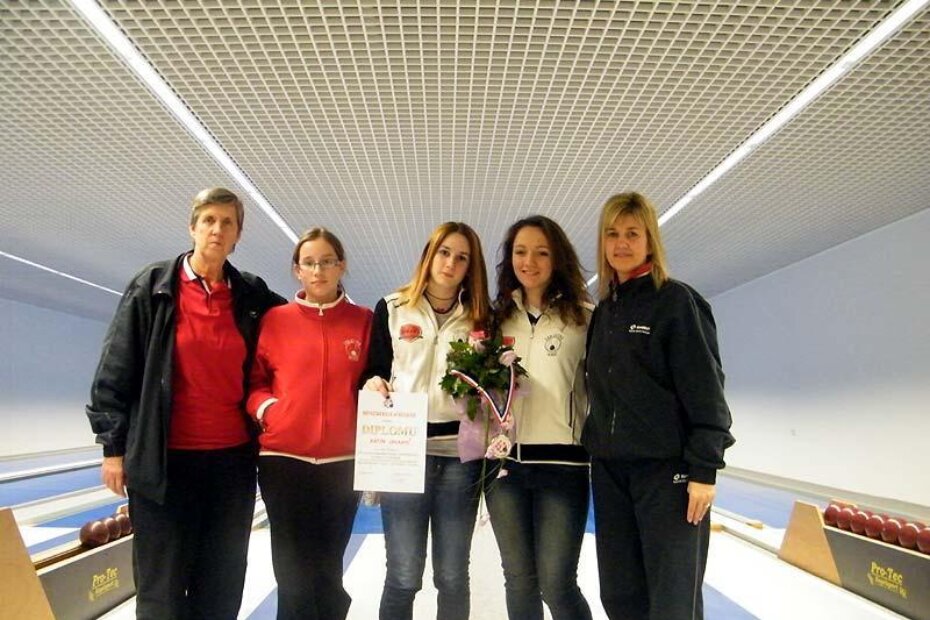 Porečke kadetkinje sa svojim trenericama: Nasiha Selimović, Stella  Benčić, Katja Oplanić, Lana Pašalić, Vjera Mušković