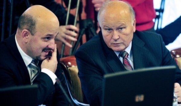 Vlada uvodi harač bankama i telekomima