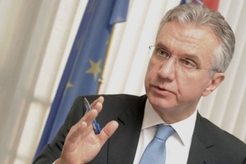 Ministar zdravlja Rajko Ostojić (Ognjen Alujević)