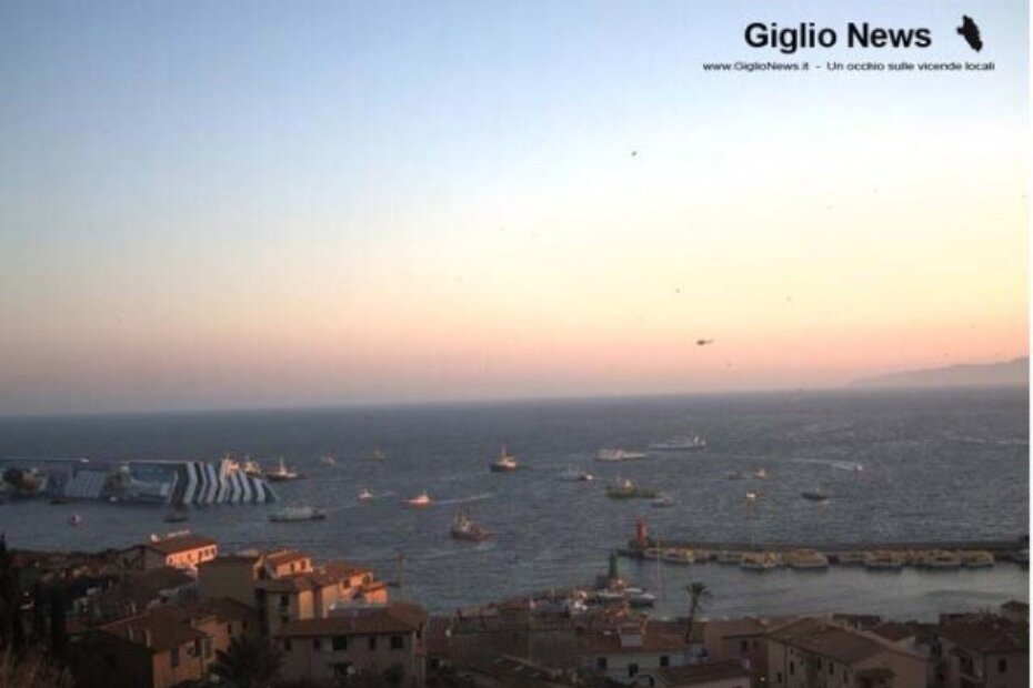 Brod se sinoć nakon sudara sa obalom nagnuo, a nakon evakuacije putnika i prevrnuo