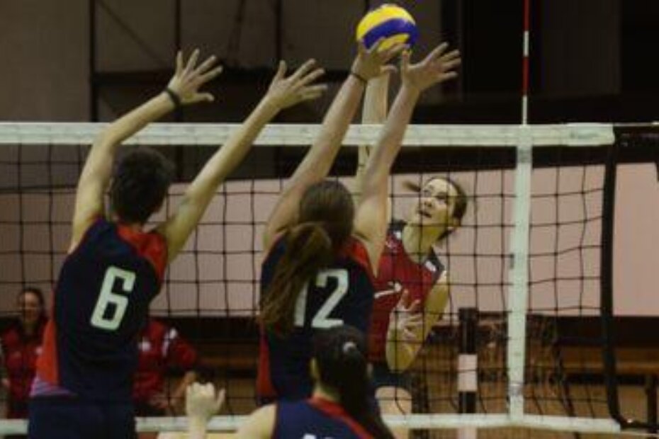 Porečanka Laura Miloš nastoji probiti blok Katine Zubčić i Mikele Vukorepa (M. MIJOŠEK)