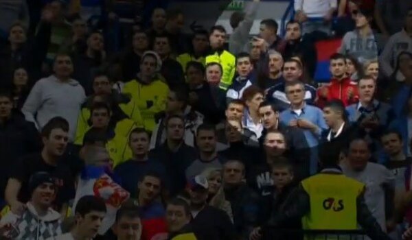 Video: kako su huligani u Areni Beograd kovanicama i upaljačima gađali naše reprezentativce