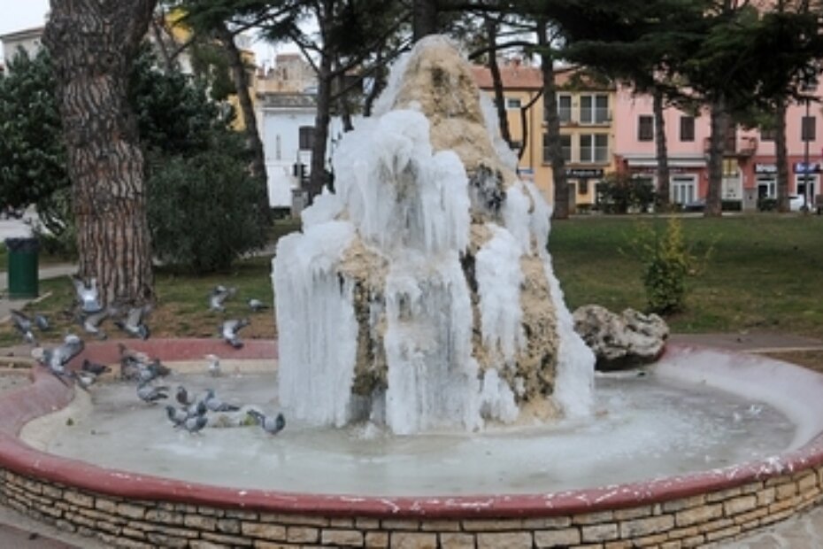 Zaleđena fontana u Puli (M. ANGELINI)