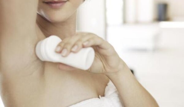 Dezodoransi protiv znojenja (antiperspiranti) koji sadrže aluminij najvjerojatnije doprinose raku dojke!
