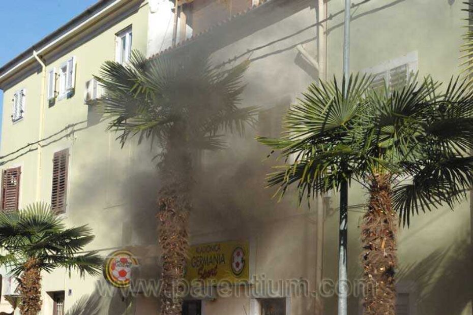 Kroz prozor stana na prvome katu izbijao je gusti dim