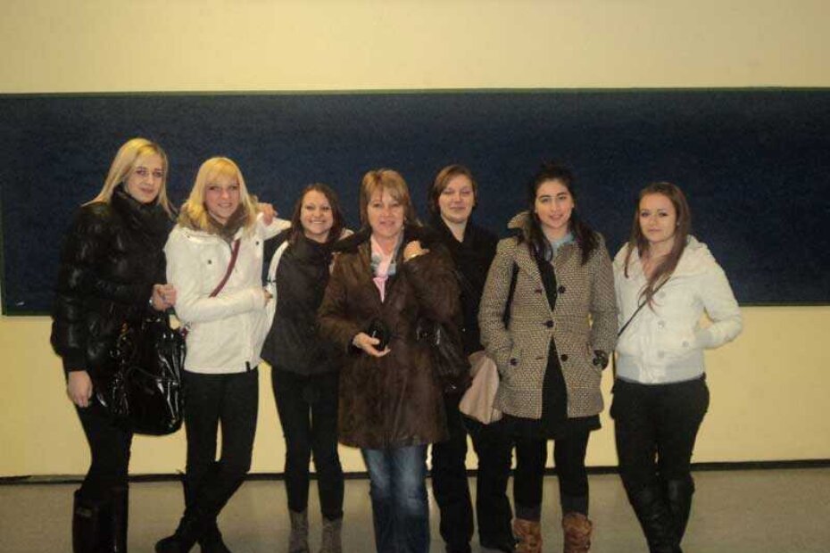 s lijeva na desno: Asja Mišetić, Karla Bedžeti, Sanja Mikulčić, Ester Bratović, Natalie Neocleous, Elena Brljavac i mentorica Jasmina Drobić