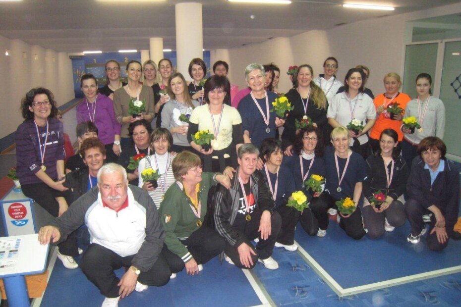 Kuglanje povodom Dana žena 2012 - predsjednik ŽKK Istra Mato Vasilj blažen među ženama