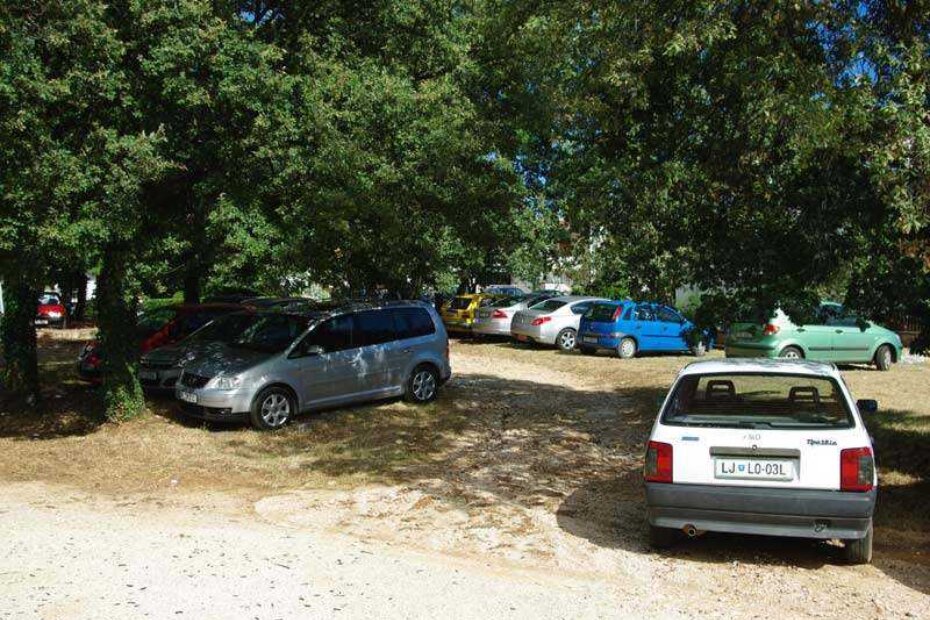 Divlje parkiralište između ulica Stipe Rajka i Milohanovićeve od jeseni bi trebalo postati uređeno i legalno (Foto: arhiva parentium.com)