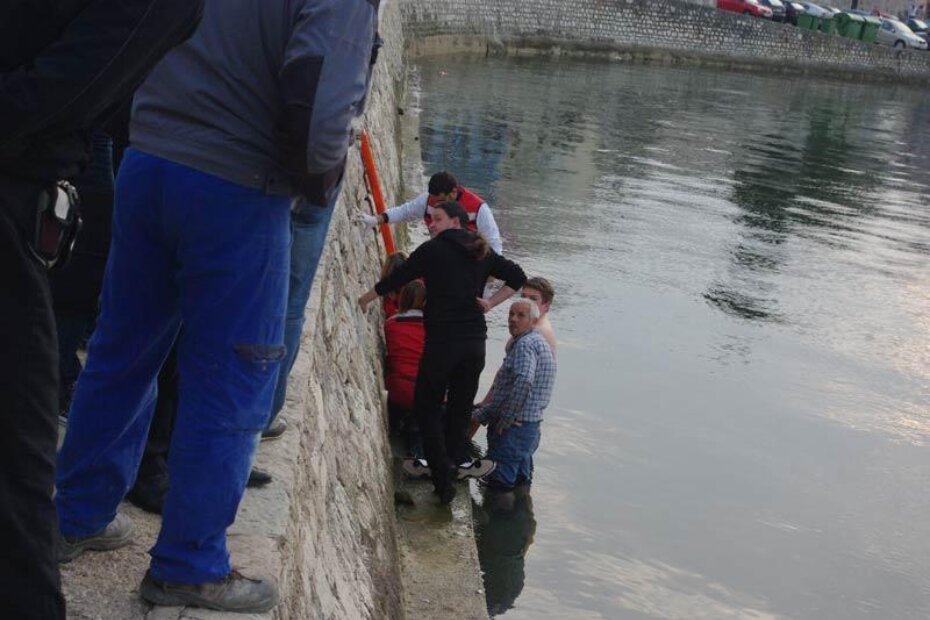 Usprkos brzini i trudu, prolaznici ni liječnici nisu uspjeli pomoći nesretnom muškarcu