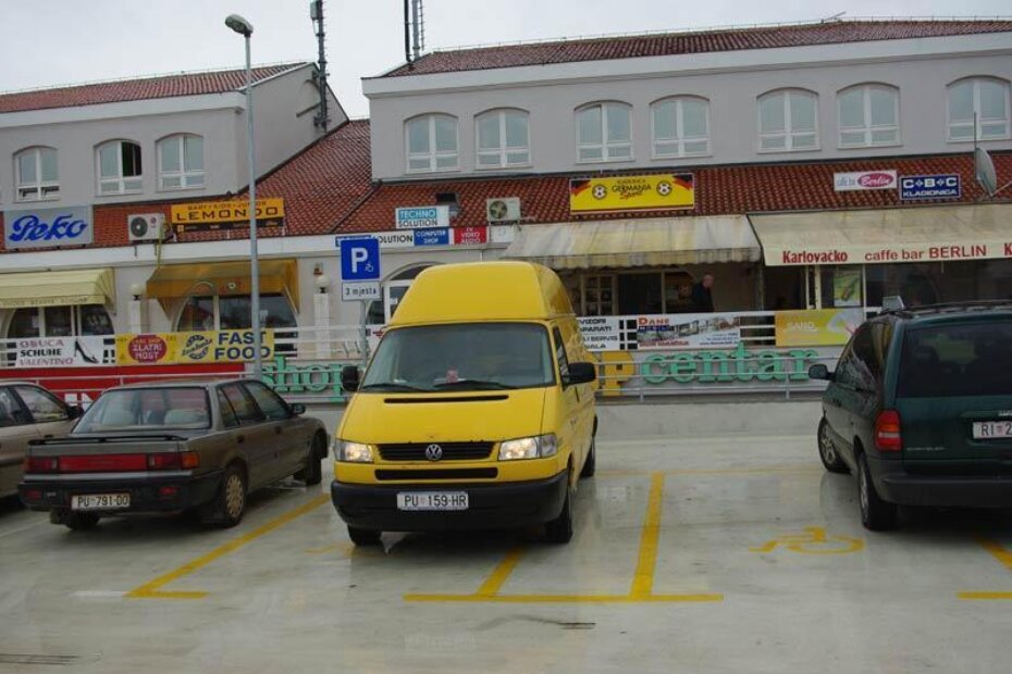 Dostavljač na mjestu rezerviranom za invalide