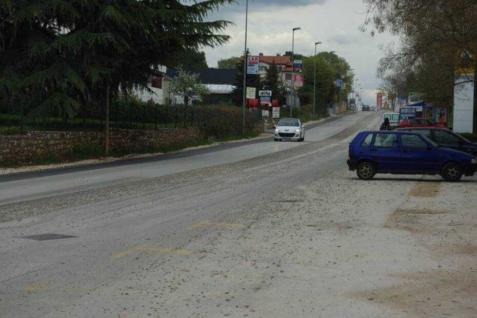 Posvuda pijesak, šljunak i prašina, a kad padne kiša onda i blato
