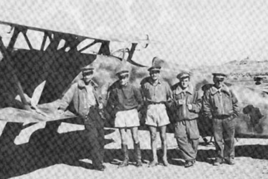 Mario Visintini, drugi slijeva s kolegama pilotima iz 412. eskadrile ispred lovca fiat CR.42