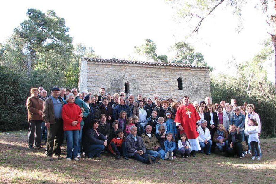 Zajednička fotografija hodočasnika pred crkvicom Sv. Jurja